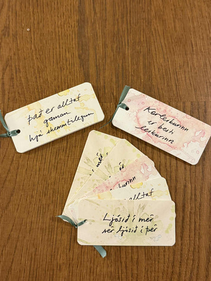 Merkispjöld með kærleiksmolum